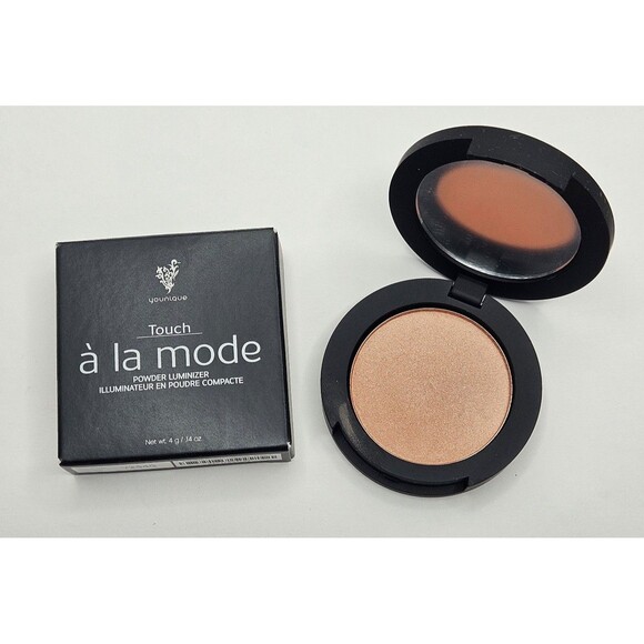 Younique Touch A La Mode Powder Luminizer Pearly .14 oz New - Picture 1 of 7
